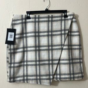 Skirt Brand Bagatelle Size Large. See the photos for details.